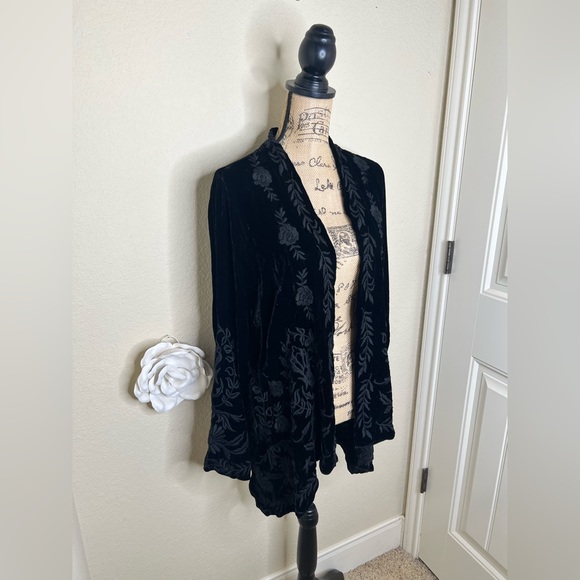 NTM: Johnny Was Black Velvet Embroidered Floral Open Front Cardigan Size M - Picture 7 of 15